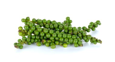 Yeşil peppercorns beyaz arka plan üzerinde izole
