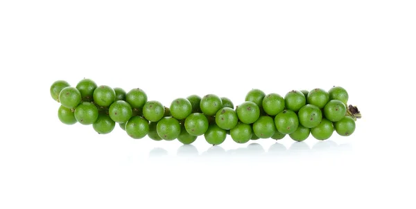 Grãos de pimenta verde isolados no fundo branco — Fotografia de Stock