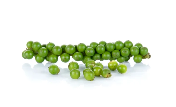 Groene peperkorrels geïsoleerd op de witte achtergrond — Stockfoto