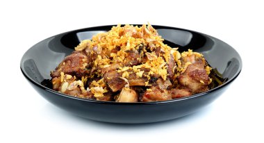 Beyaz arka plan üzerinde izole sarımsaklı kızarmış domuz kaburga