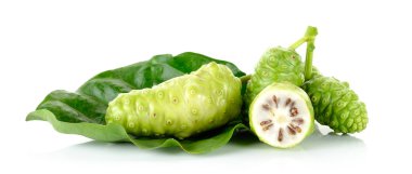 Egzotik meyve - Noni beyaz arka plan üzerinde izole.