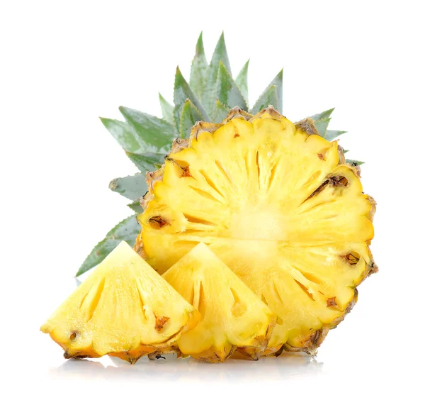 Beyaz arkaplanda izole edilmiş ananas — Stok fotoğraf