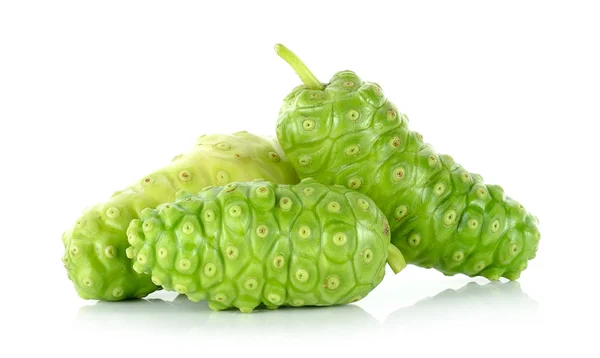 Fructe exotice - Noni izolat pe fundal alb — Fotografie, imagine de stoc