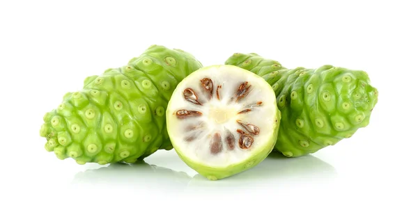 Exotische Fruit - Noni geïsoleerd op de witte achtergrond Stockfoto