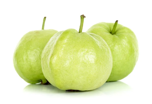 Guava frukt isolerad på den vita bakgrunden — Stockfoto