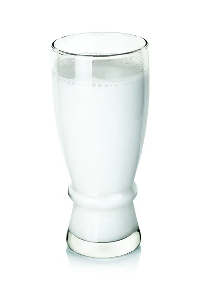 흰색 배경에 고립 된 유리에 신선한 우유 — 스톡 사진