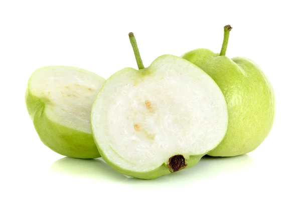Beyaz arkaplanda Guava meyvesi izole Stok Fotoğraf