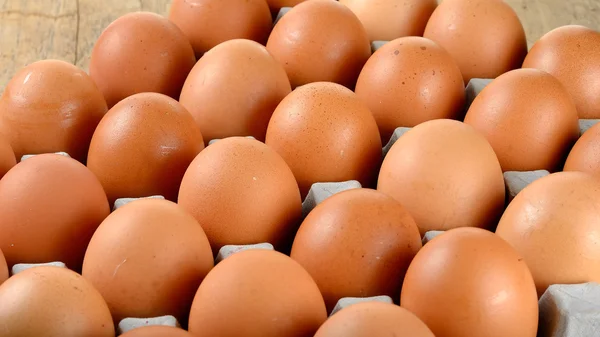 Close-up van ei in pakket op houten achtergrond — Stockfoto