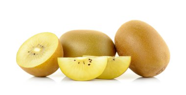 Beyaz arkaplanda izole edilmiş sarı altın kivi meyvesi