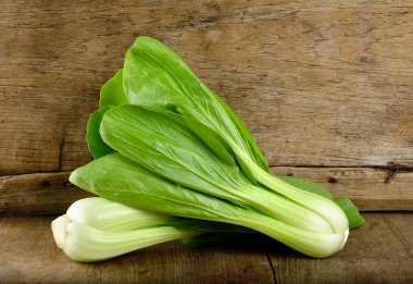 Ahşap arka plan üzerinde bok choy sebze