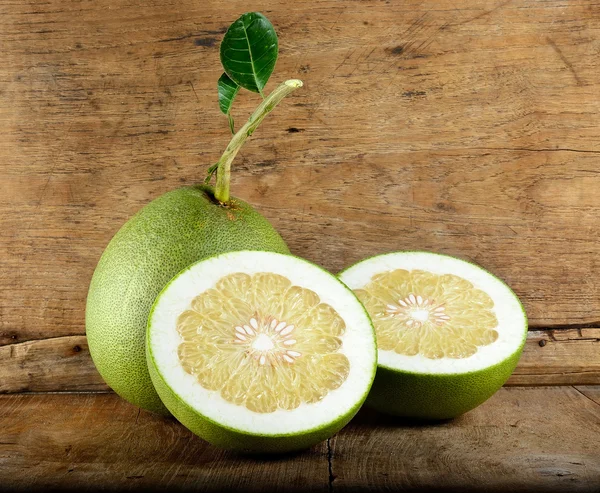 Pomelo frukt på trä bakgrund — Stockfoto