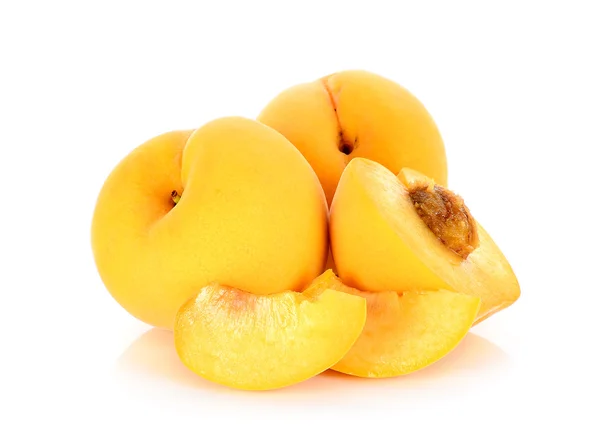 พีชสีเหลืองแยกกันบนพื้นหลังสีขาว — ภาพถ่ายสต็อก