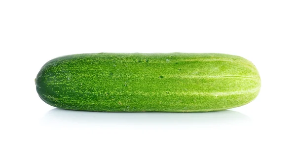 Verse komkommer geïsoleerd op de witte achtergrond — Stockfoto