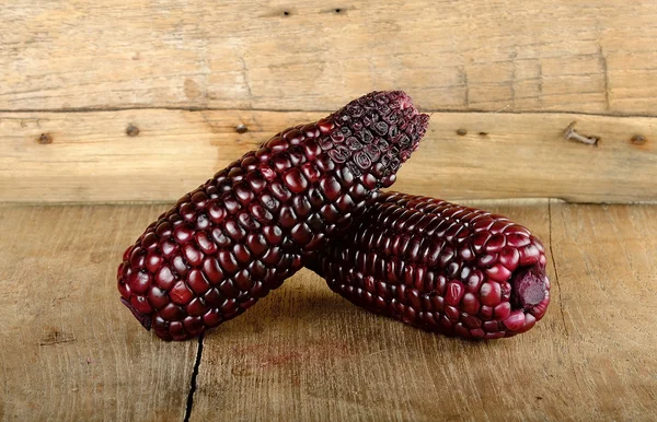 Красная кукуруза на деревянном фоне — стоковое фото