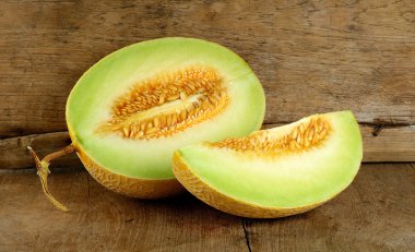 Ahşap zemin üzerine sarı kavun karpuz