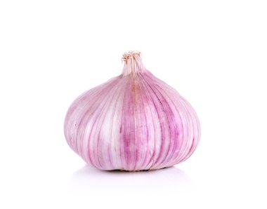Sarımsak beyaz arka planda izole edilmiş.