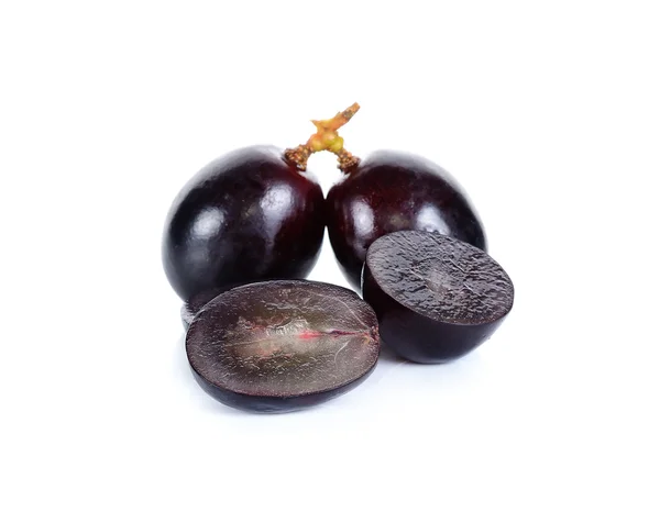 Fruta de uva aislada sobre el fondo blanco — Foto de Stock