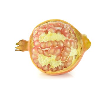 Beyaz arkaplanda yalıtılmış nar meyvesi