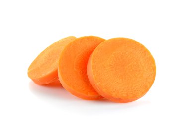 Beyaz arka plan üzerinde izole havuç ile dilim