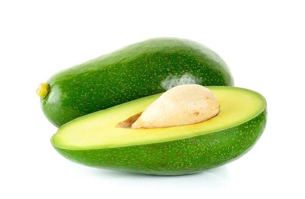 Зеленый авокадо изолирован на белом фоне — стоковое фото