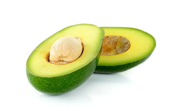 Groene avocado geïsoleerd op de witte achtergrond — Stockfoto