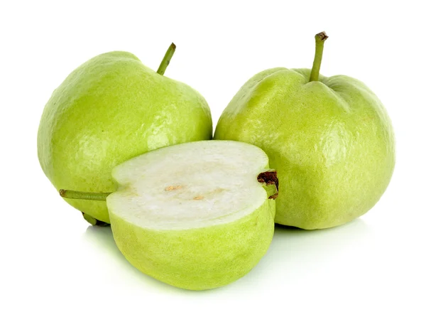 Fruta de la guayaba aislada sobre fondo blanco —  Fotos de Stock