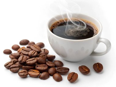 Beyaz bir seramik fincanın yanında koyu buharda pişmiş kahve ve temiz beyaz arka planda hazır kahve çekirdekleri var.