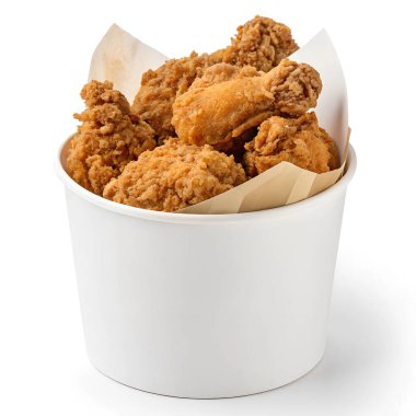Altın sarısı kızarmış tavuk parçalarıyla dolu beyaz bir kova. Tavuk beyaz kağıtla kaplanmış ve temiz beyaz arka planda fotoğraflanmış.
