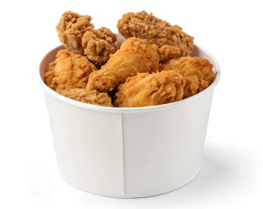 Beyaz bir kova altın sarısı çıtır çıtır tavuk parçalarıyla dolu temiz beyaz bir arka planda sunuluyor.