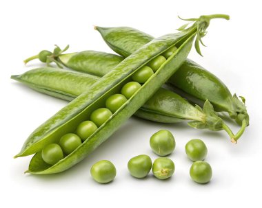 Bir kaç yeşil bezelye kabuğunun yakın plan çekimi. Bazıları içerideki bezelyeleri ortaya çıkarmak için açık, bazıları da beyaz arka planda dağınık bezelyeler.