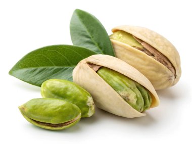 Yakın çekim stüdyo çekimlerinde üç kabuklu fıstık ve iki kabuksuz şam fıstığı ile birlikte iki canlı yeşil yaprak var.