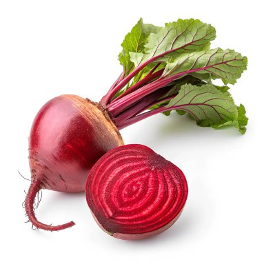 Tüm pancar kökü ve onun yarım vitrini zengin kırmızı renkler ve karmaşık yüzüklerle birlikte beyaz arka planda taze yeşil yapraklar.