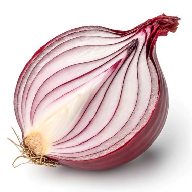 Bölünmüş kırmızı soğanın detaylı bir yakın çekimi katmanlı yapısını ve canlı renklerini temiz beyaz arka plana karşı sergiliyor.