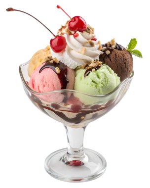 Çeşitli aromalar ve soslar içeren cam bir tabakta sunulan görsel olarak çekici bir dondurma.