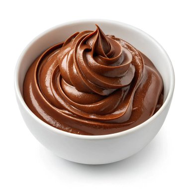 Beyaz arka planda izole edilmiş mükemmel kıvrımlı çikolatalı pudingle dolu beyaz bir kasenin yakın çekimi.