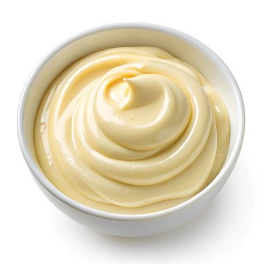 Pürüzsüz, soluk sarı bir sosla dolu beyaz bir kâsenin yukarıdan görünüşü kremsi dokusunu ve kıvrımlı desenini saf beyaz bir zemine karşı sergiliyor.