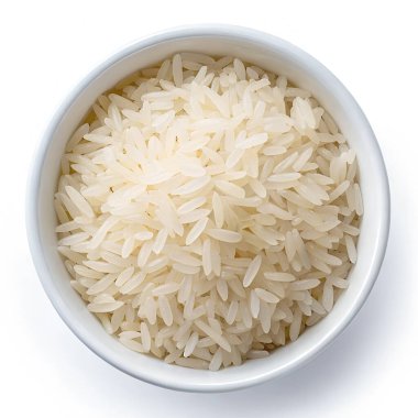 Beyaz kase, beyaz arka planda beyaz bir perspektiften gösterilen pişmemiş uzun taneli beyaz pirinçle doludur.