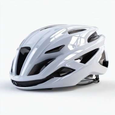 Aerodinamik çizgiler ve siyah havalandırma panelleri içeren parlak beyaz bir bisiklet kaskı sade beyaz arka planda sunuluyor.