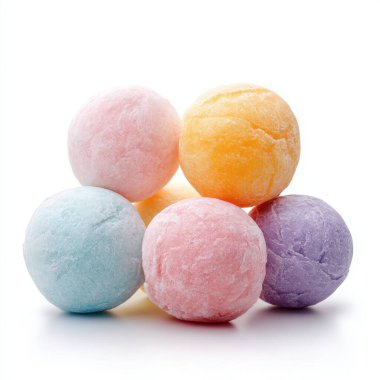 Pastel tonlarında renkli mochi topları yığını.