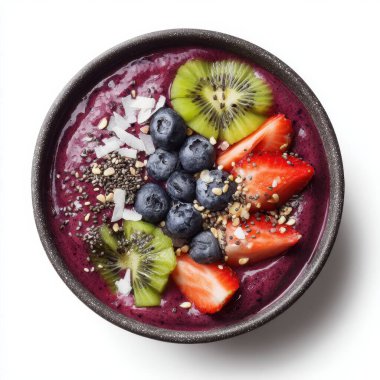 Temiz beyaz bir arka planda sunulan taze meyve ve tohumlarla dolu sağlıklı bir akai kasesinin alt görüntüsü.