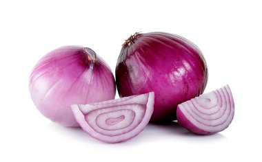 Beyaz arkaplanda kırmızı soğan izole edildi