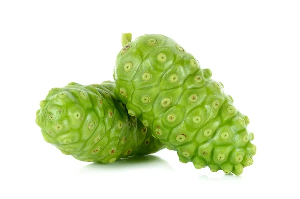 Egzotik meyve - Noni beyaz arka plan üzerinde izole.