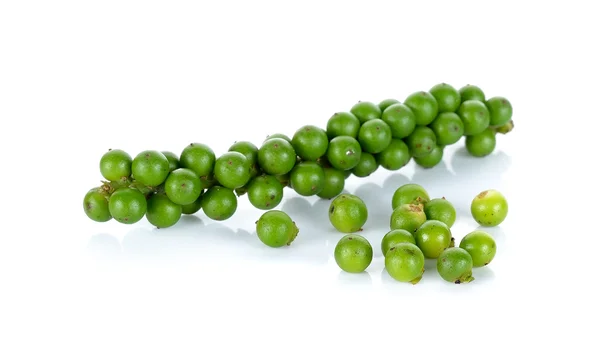 Grãos de pimenta verde isolados no fundo branco — Fotografia de Stock
