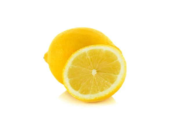 흰색 배경에 고립 된 노란색 레몬 — 스톡 사진