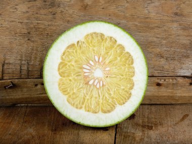 Ahşap arka plan üzerinde pomelo meyve