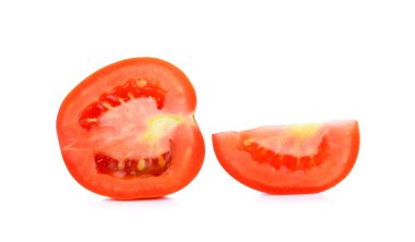 Beyaz arka plan üzerinde izole dilim domates