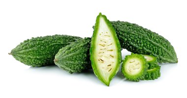 Beyaz arka plan üzerinde izole Bitter kabak