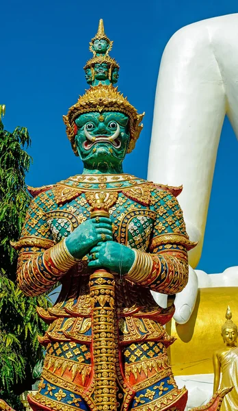 Den jättelika statyn i thailändska templet — Stockfoto