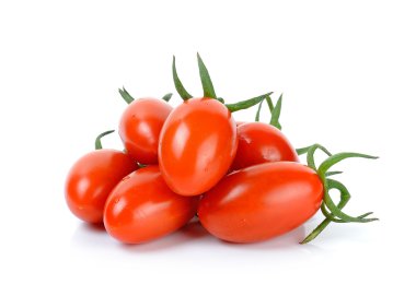 Beyaz arka plan üzerinde izole kiraz domates