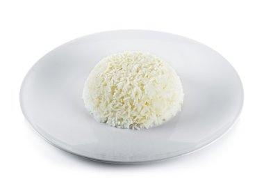 Beyaz arka plan üzerinde izole plaka ile pişmiş pirinç